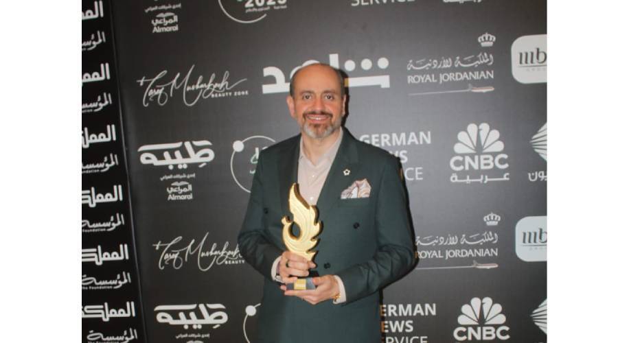 د. أسامة علوي «أفضل صانع محتوى طبي» في قمة «آيكون»