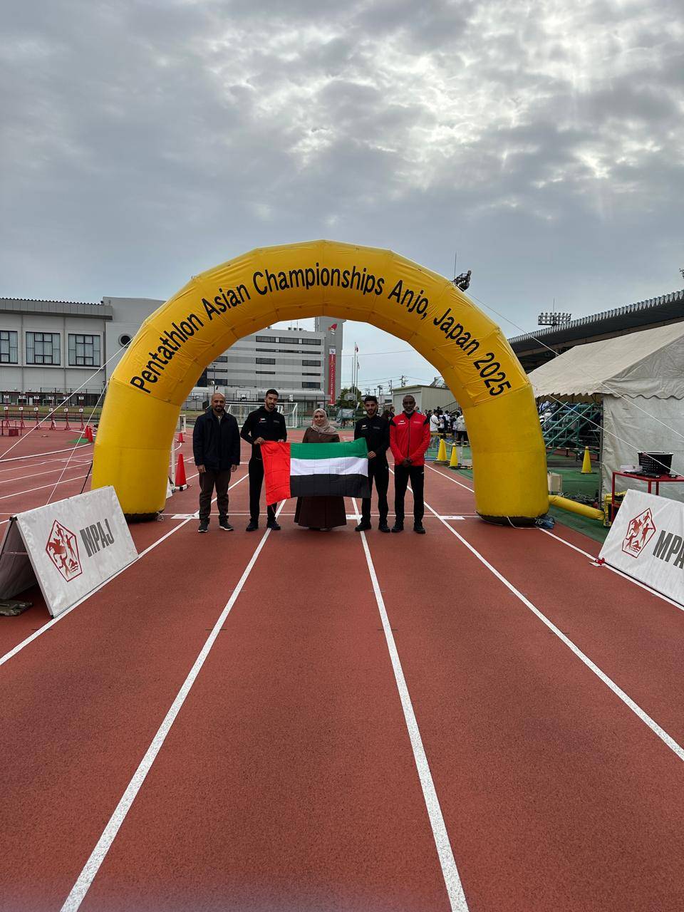 هدى المطروشي في لقطة تذكارية مع الجابري وعبدالله محمد  