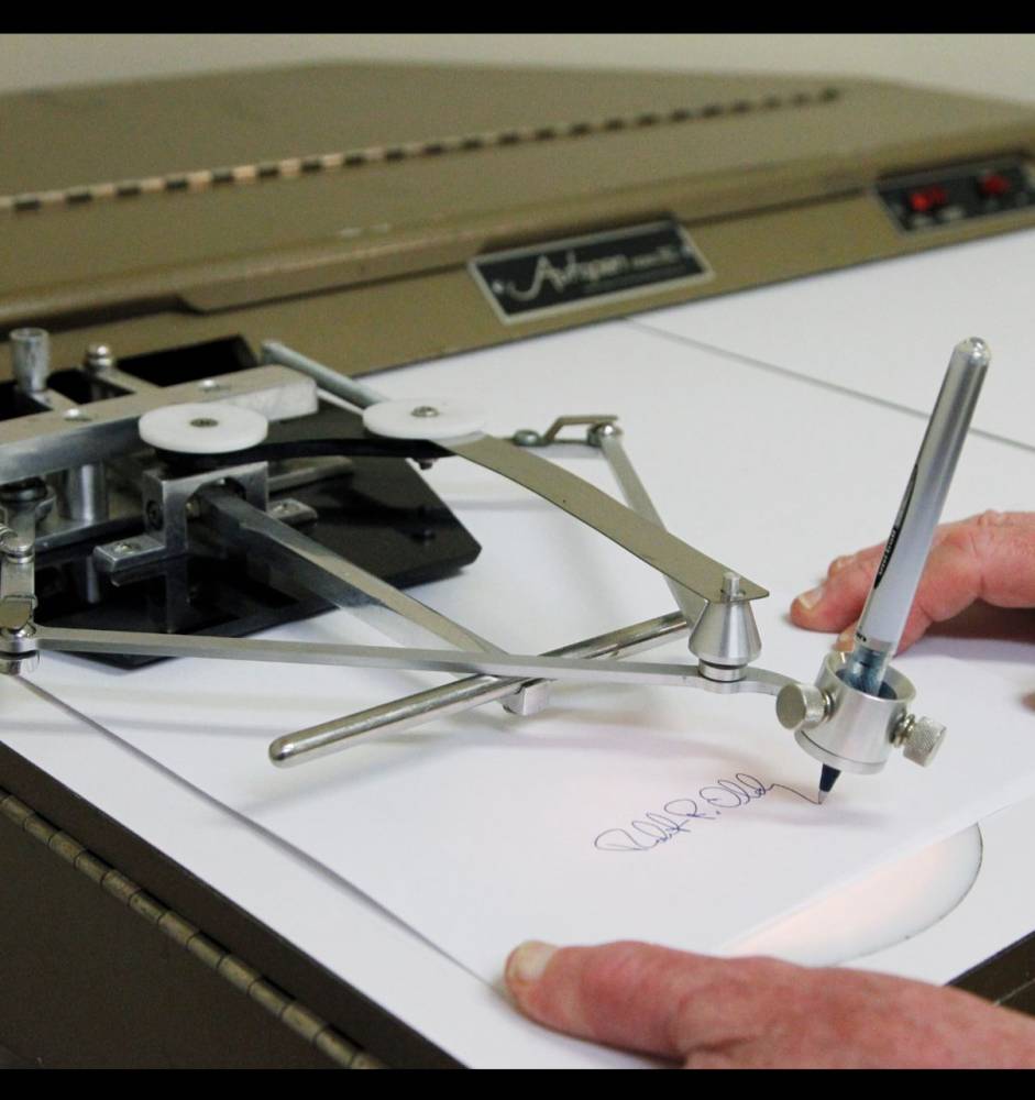 ما هو القلم الآلي؟.. لغز هزّ البيت الأبيض وأشعل الحرب بين ترامب وبايدن