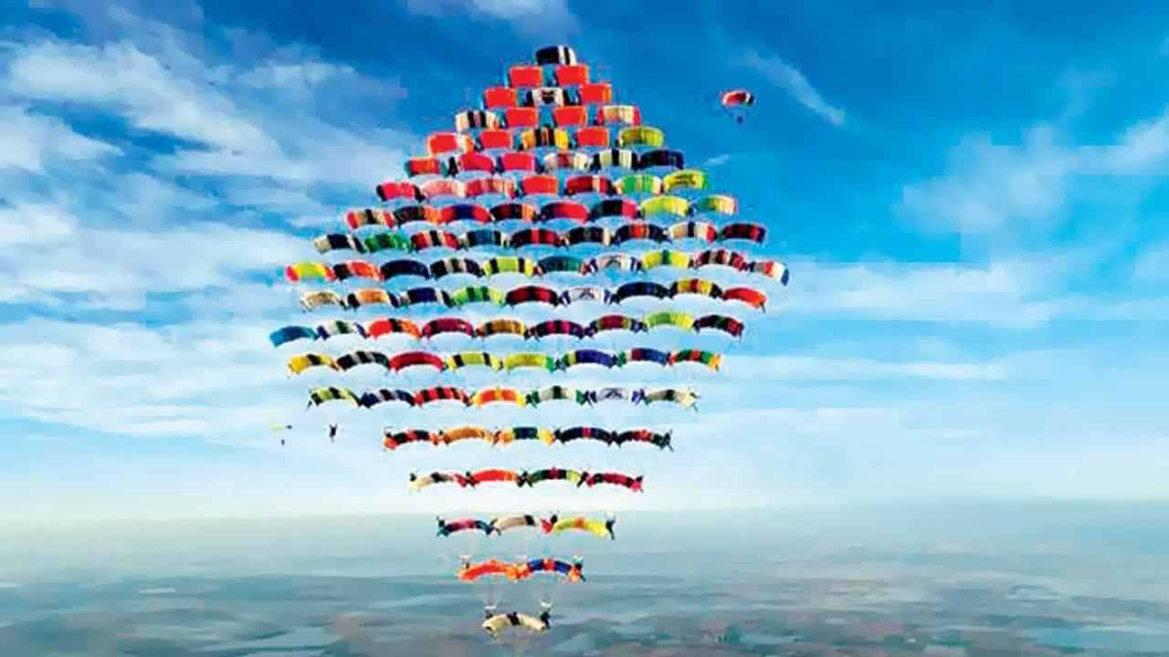 المظليون خلال تنفيذ المحاولة