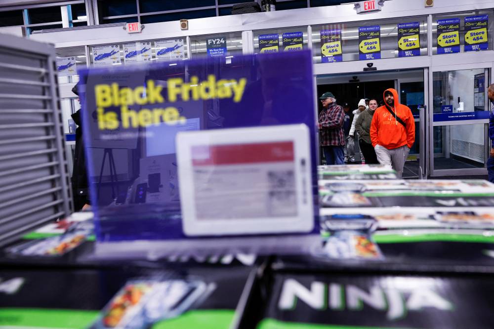 أشخاص يدخلون متجر Best Buy خلال فعالية مبيعات الجمعة السوداء في ويستبيري، نيويورك (رويترز)