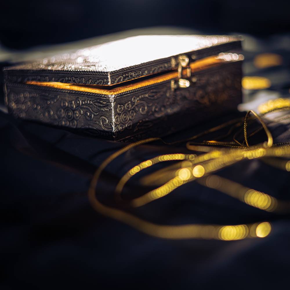 الحبس والغرامة لعصابة سرقة الساعات الفاخرة في دبي