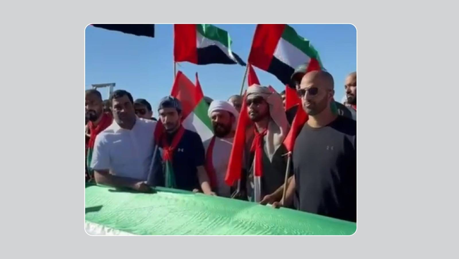 محمد بن سعود يشارك برفع علم بطول 1200 متر على قمة جبل جيس (فيديو)