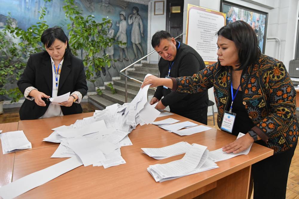 حلفاء رئيس قرغيزستان يكتسحون الانتخابات البرلمانية المبكرة