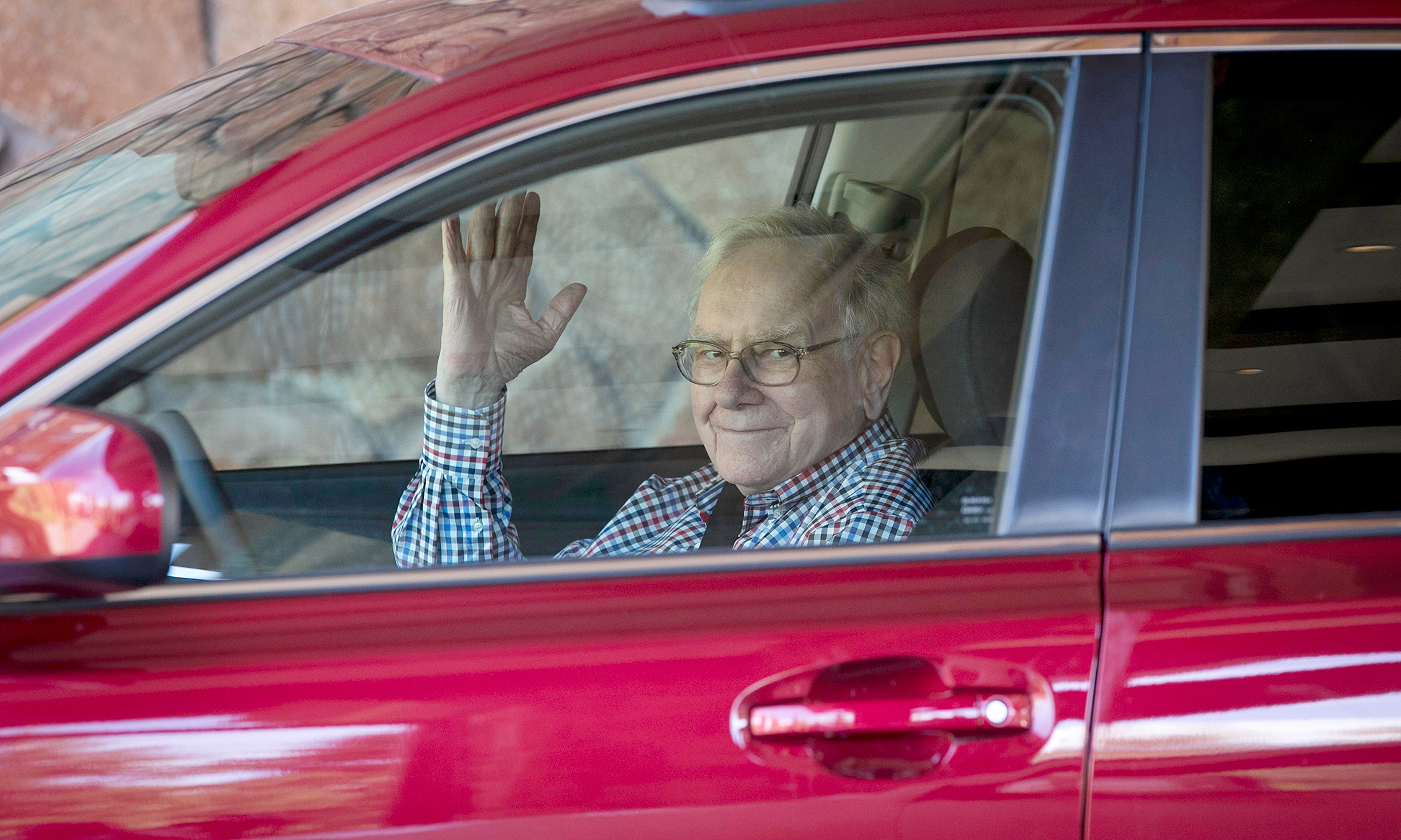 وارين بافيت يقود سيارته