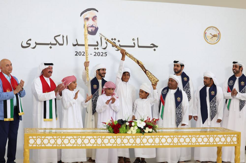  سلطان بن حمدان يتوج الفائزين (تصوير: محمد السماني)