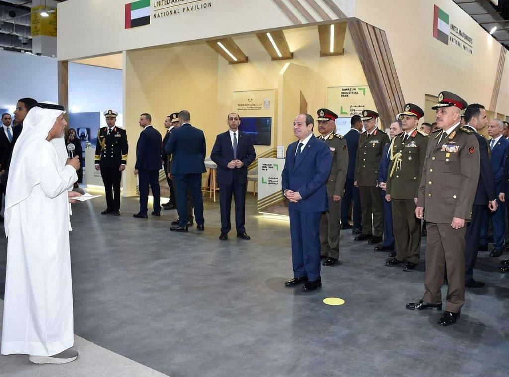 الرئيس المصري يزور جناح الإمارات في معرض الدفاع