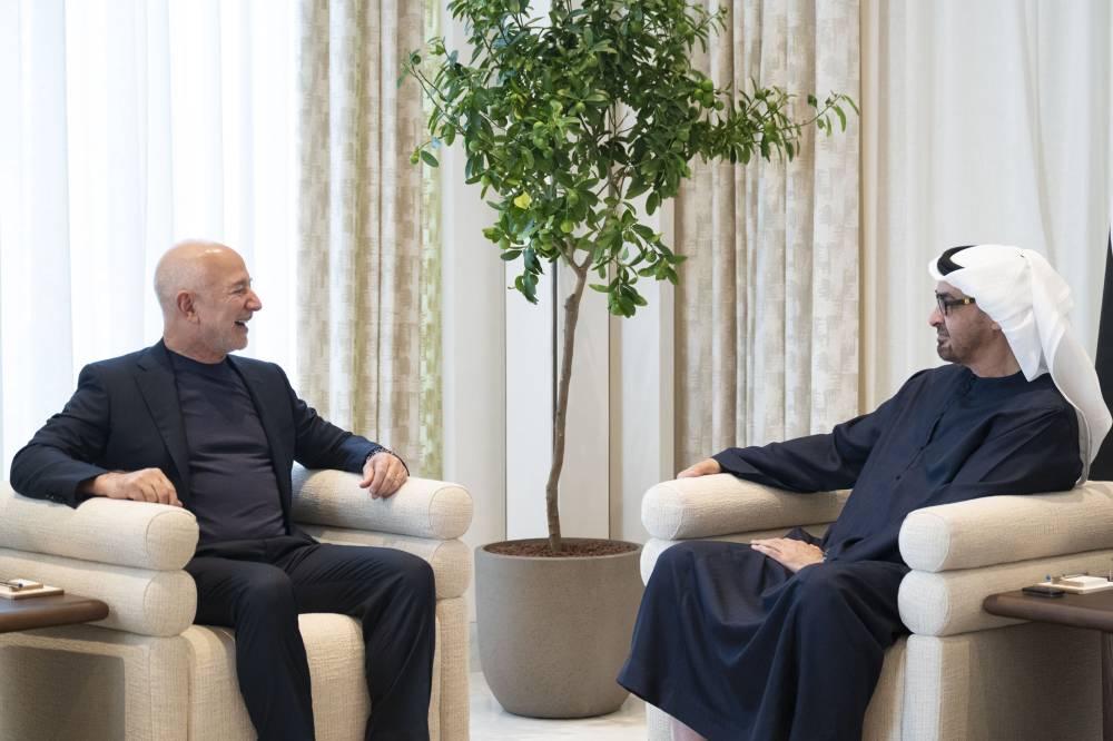 محمد بن زايد ومؤسس أمازون يبحثان توظيف التكنولوجيا في القطاعات الحيوية