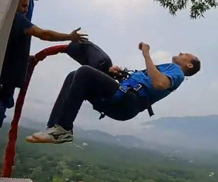 أثناء إحدى القفزات