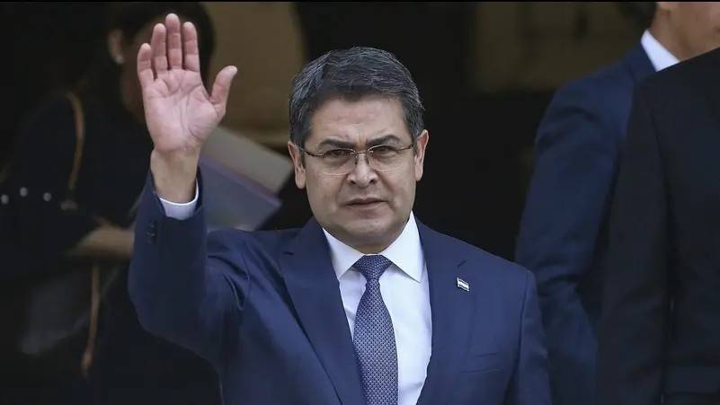 زوجة الرئيس الهندوراسي السابق تؤكد أنه لا يعتزم العودة إلى البلاد حالياً