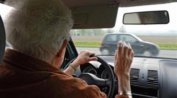 مُسِن يقود سيارة