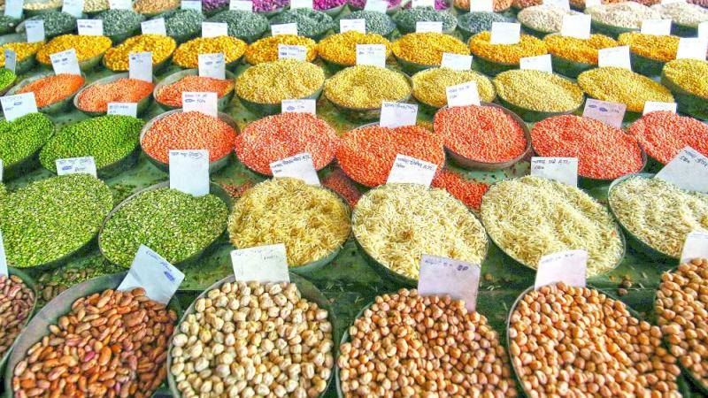 علامات الأسعار على عينات الأرز والعدس التي يتم عرضها في سوق بدلهي (رويترز)