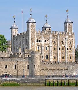 القبض على 4 في برج لندن بعد إلقاء الطعام على صندوق عرض التاج البريطاني