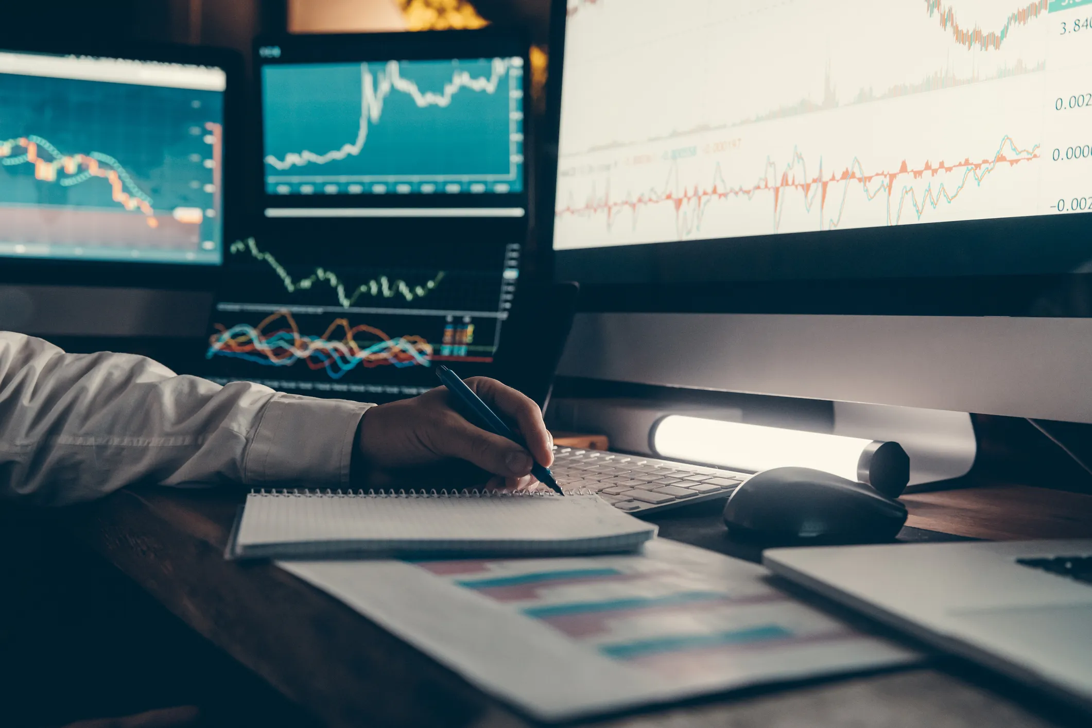 صناديق تحوط تدير أصولاً عالمية بتريليونات الدولارات