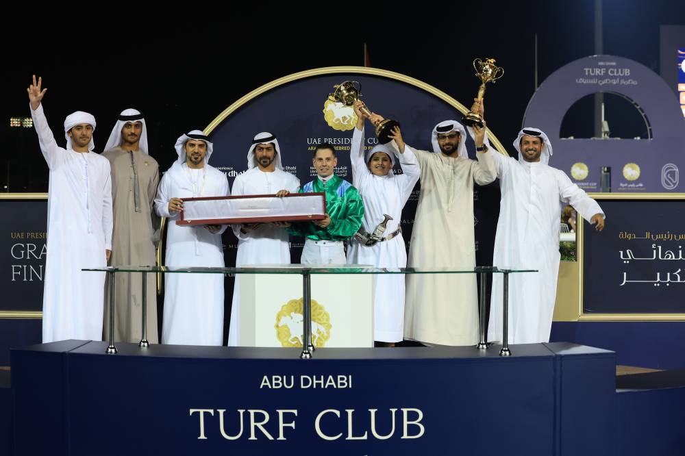 خلال تتويج الفائزين بكأس رئيس الدولة للخيول المهجنة (تصوير: محمد السماني)