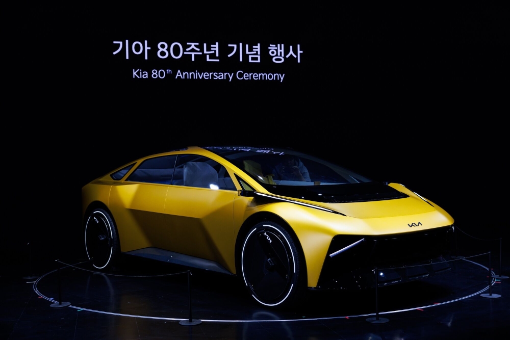 سيارة فيجن ميتا توريزمو مزوّدة بشاشة عرض أمامية بتقنية الواقع المعزز (بلومبيرغ)