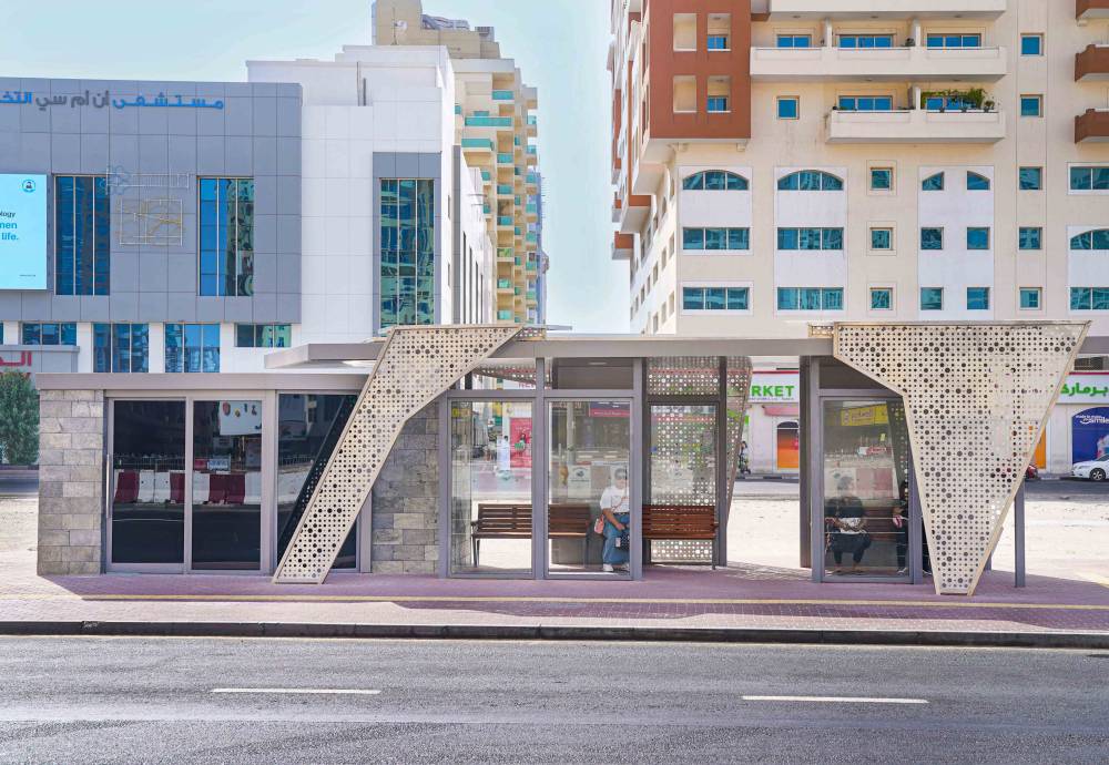 «طرق دبي» تُنجز 595 مظلة لركاب حافلات المواصلات العامة في الإمارة