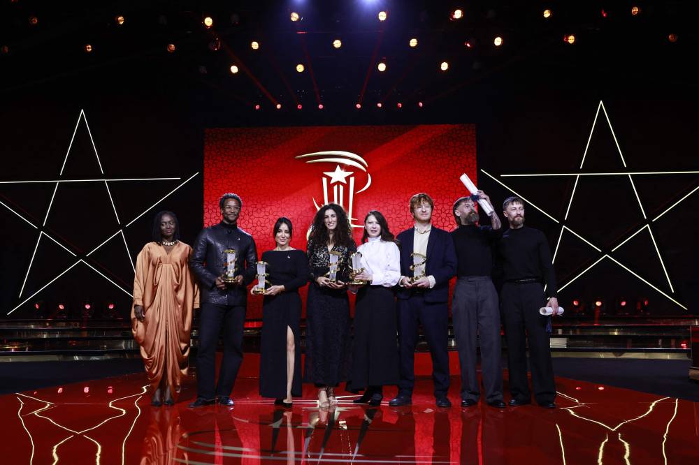 فريق عمل فيلم «سماء بلا أرض» (أ.ف.ب) 