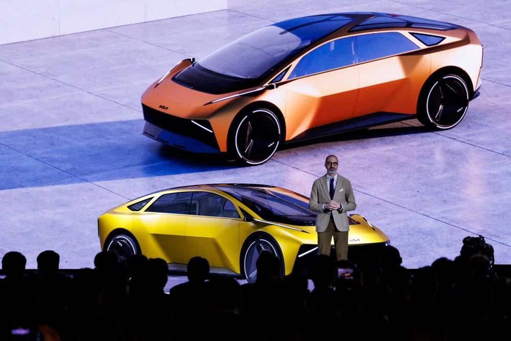 كريم حبيب، نائب الرئيس التنفيذي لمجموعة هيونداي موتور ورئيس قسم التصميم العالمي في كيا، متحدثاً خلال الفعالية (بلومبيرغ) 