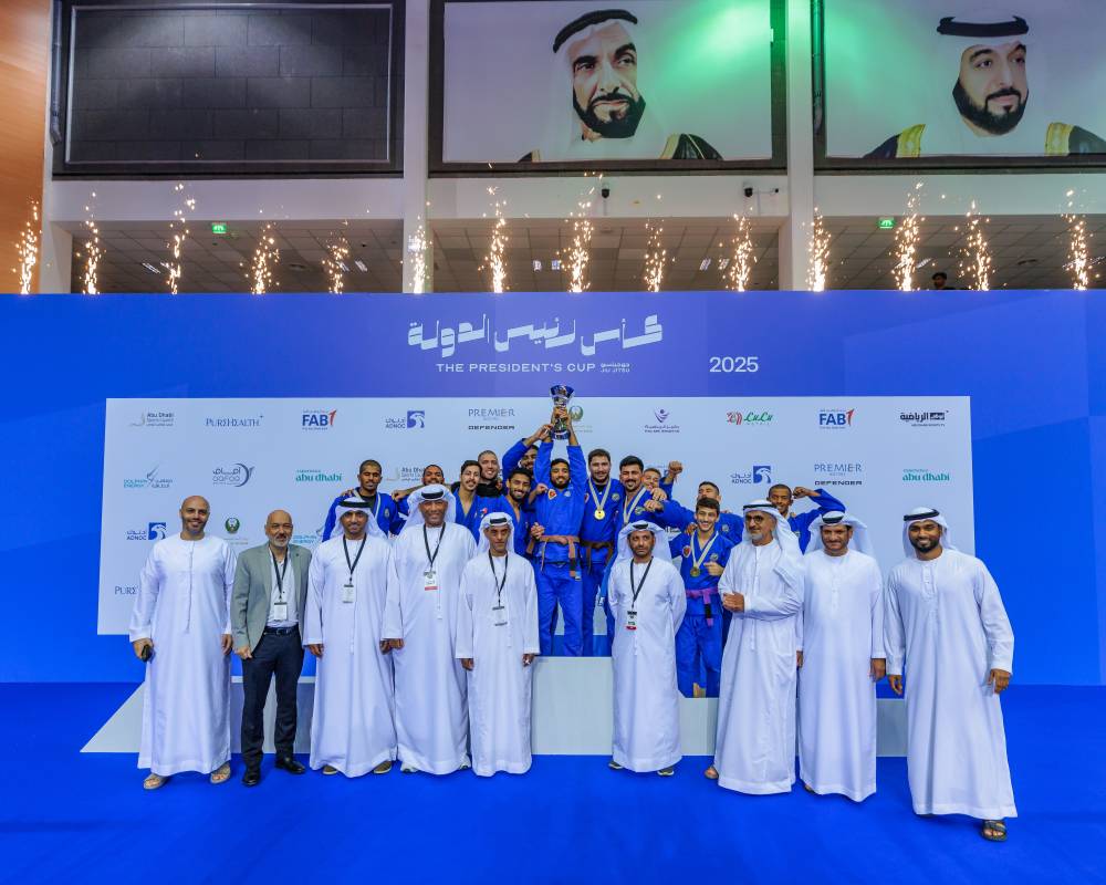 عارف العواني خلال تتويج نادي الوحدة