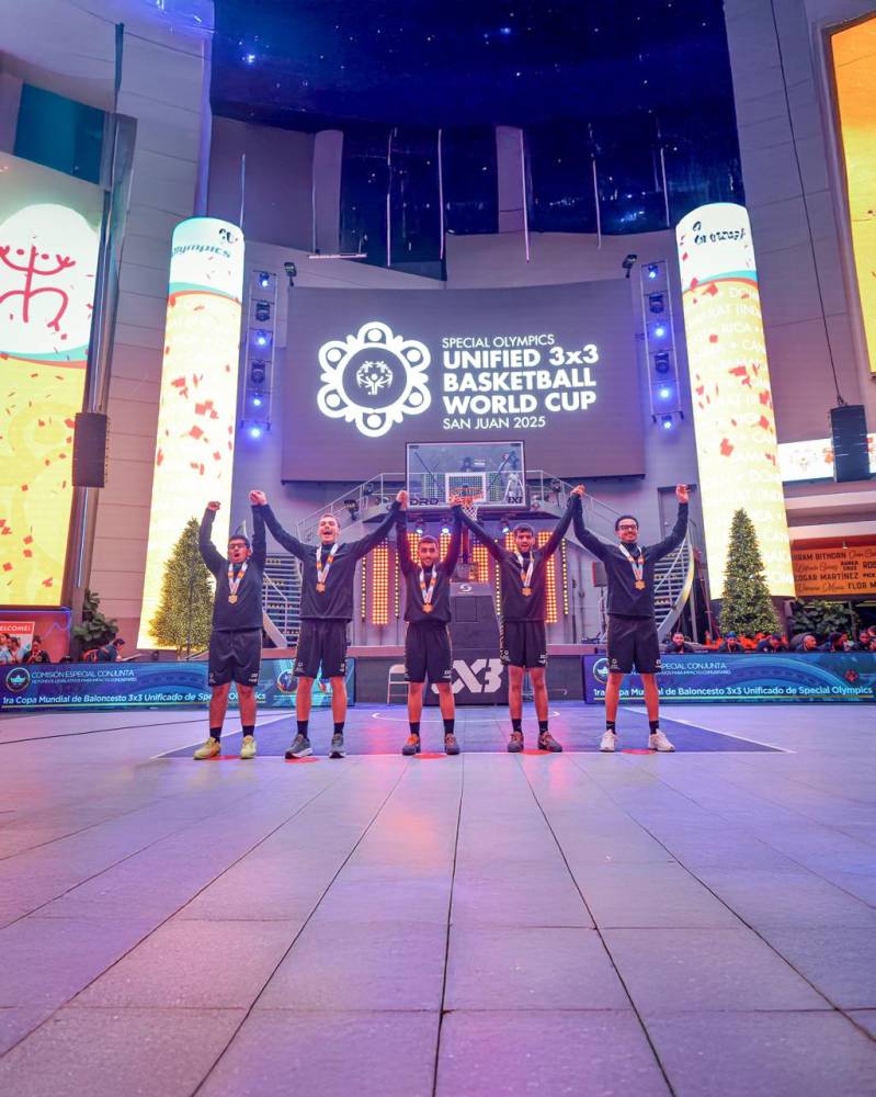 فرحة لاعب الإماراتي بالإنجاز