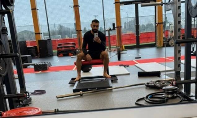 الملك المصري وحيداً.. محمد صلاح ينشر صورته في صالة تدريب ليفربول