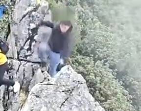 يسقط من ارتفاع 40 متراً خلال التقاط «سيلفي» وينجو