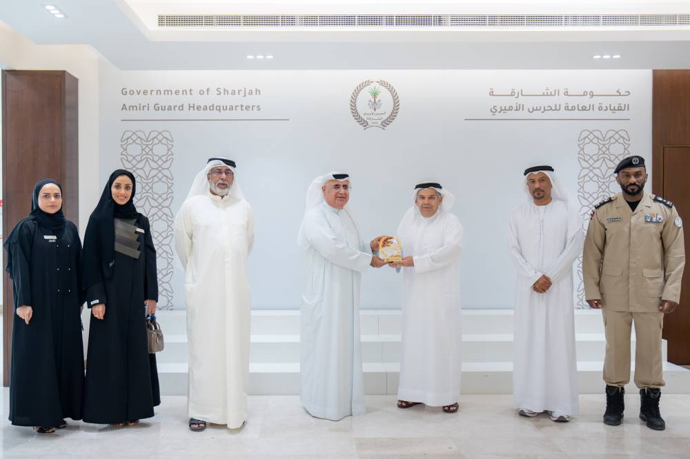 جاسم الخيّال وعارف النورياني يتبادلان الدروع 