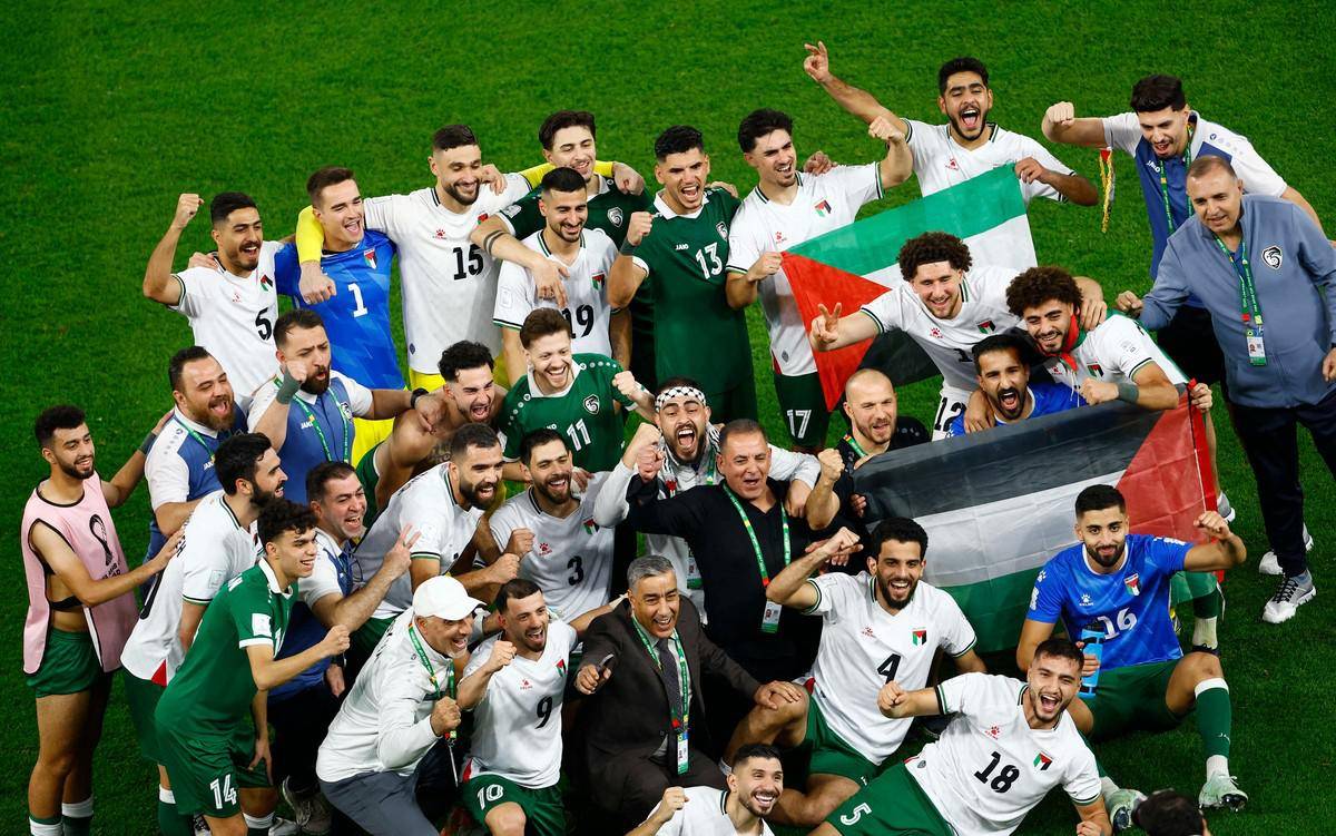 لاعبو فلسطين وسوريا يحتفلون معاً بعد التأهل إلى ربع النهائي