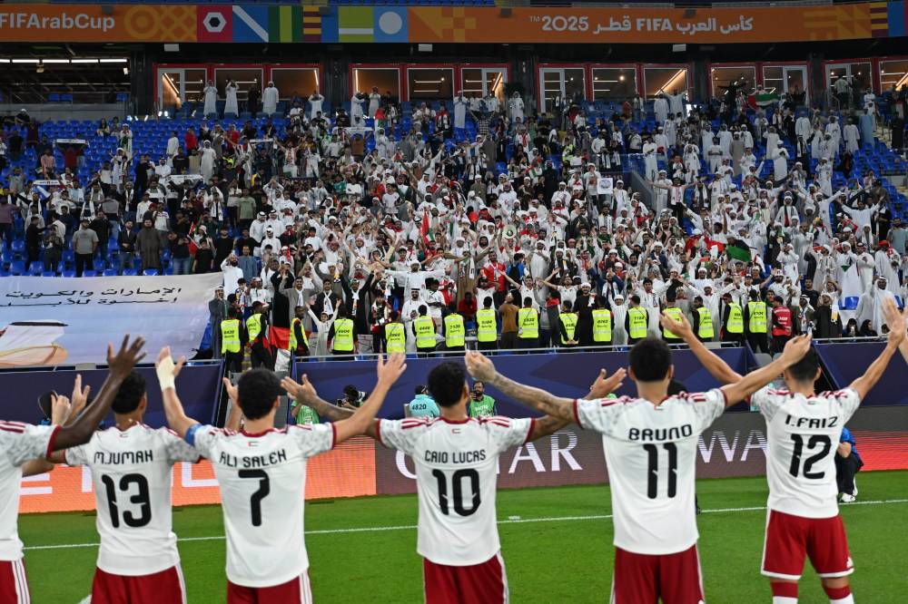 اللاعبون يحيون الجماهير