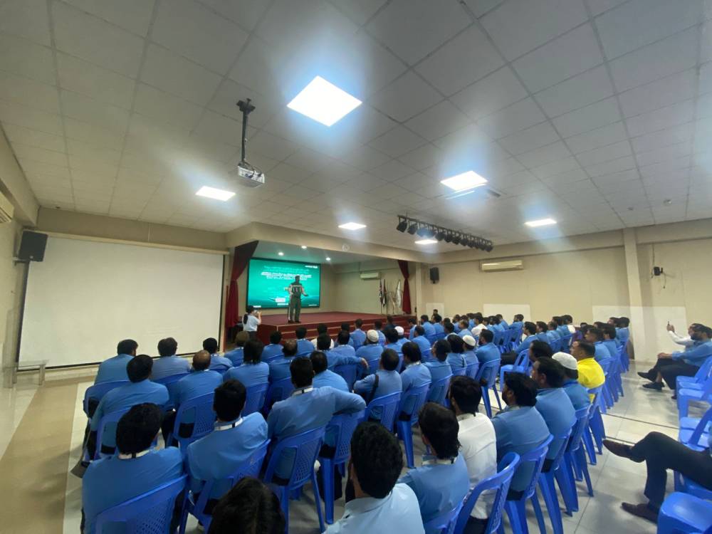 شرطة دبي تعزز الوعي المرو	ري بين سائقي الحافلات الم	درسية Over 90 School Bus Drivers	 Trained in Dubai 