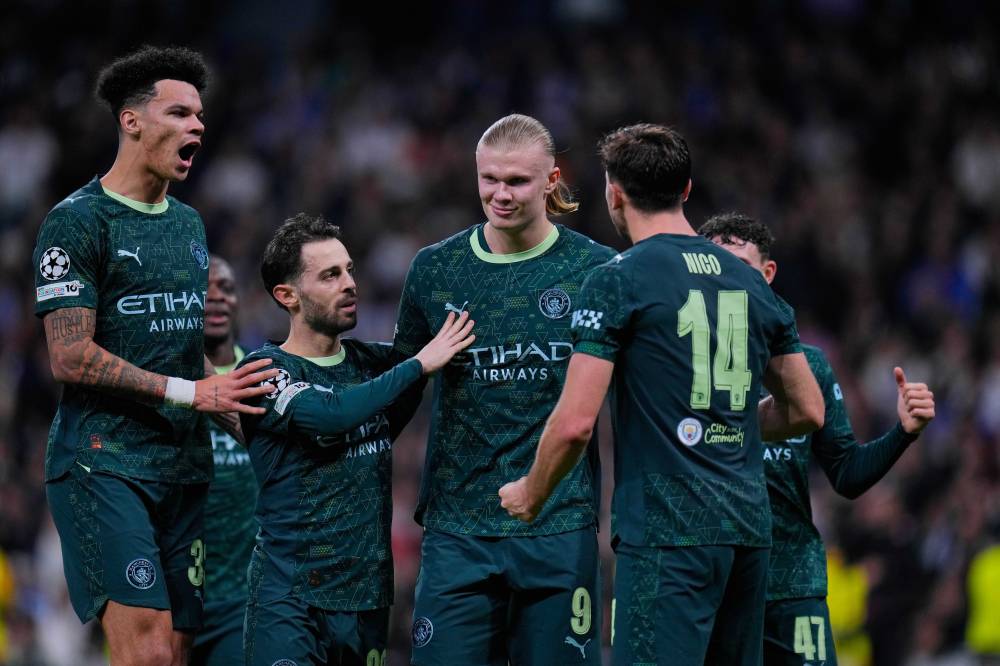 هالاند يحتفل مع زملائه بتسجيل هدف الفوز 