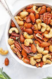 المكسرات المالحة... هل تسبّب احتباس السوائل؟