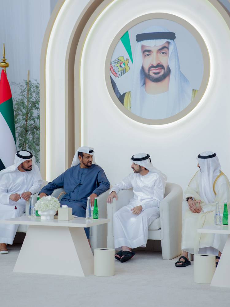 حمدان بن محمد في حديث مع صالح العامري والعريس 