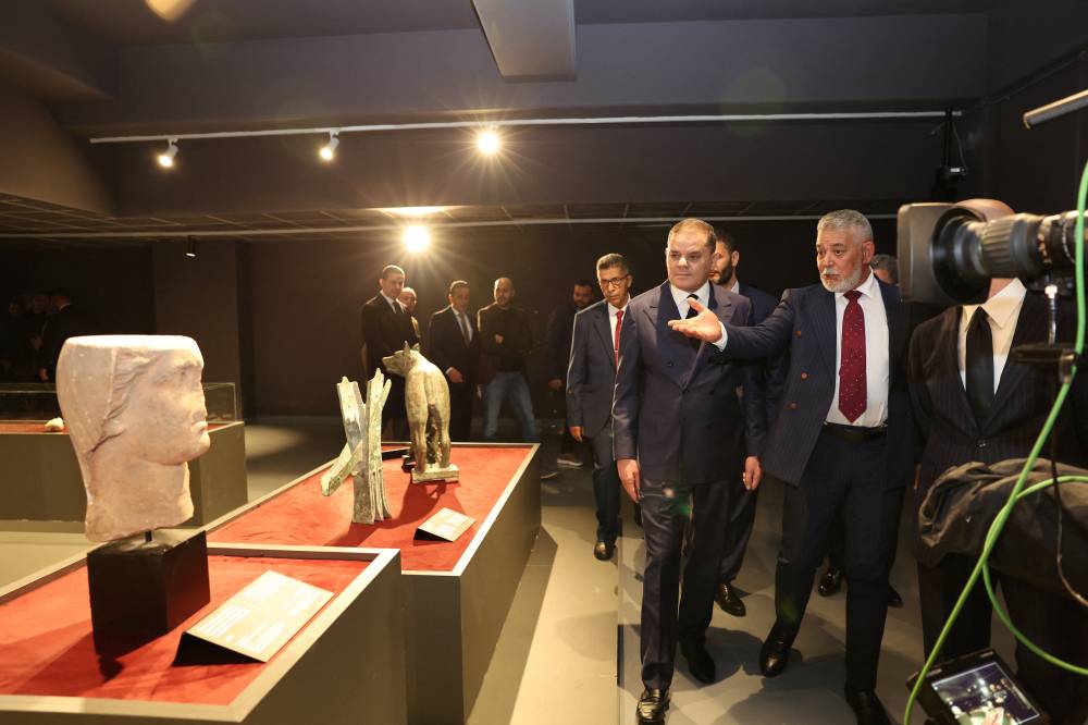 رئيس الوزراء الليبي يتجول بين اجنحة المتحف (رويترز)