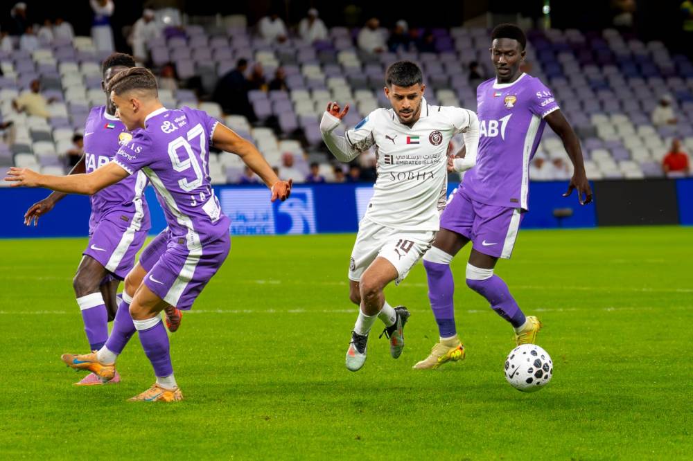 لاعب النصر مهدي قايدي بين كماشة عيناوية