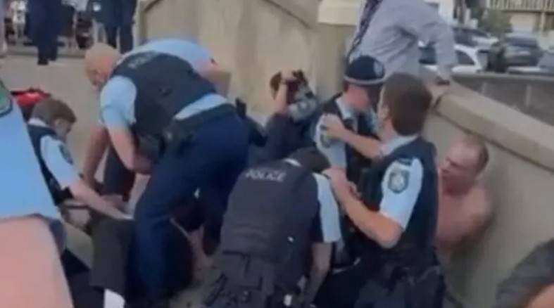 الشرطة الأسترالية توقف شخصين بعد إطلاق نار عند شاطئ في سيدني