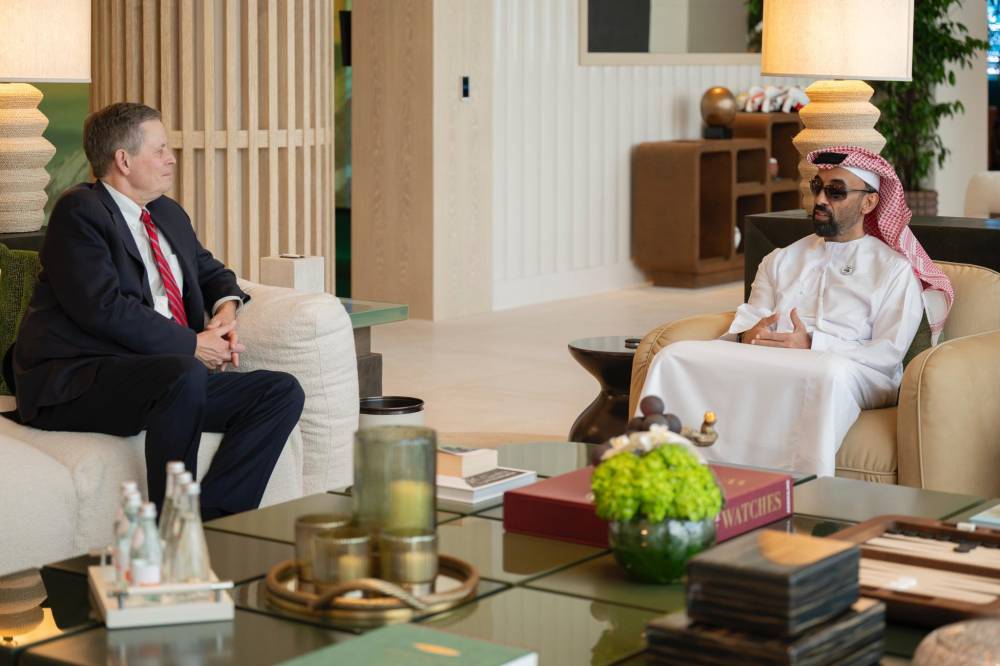 طحنون بن زايد يبحث مع ستيف داينز الشراكة في قطاعات المستقبل