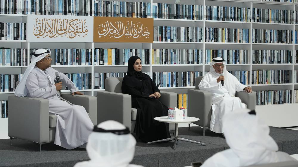 عبدالخالق عبدالله ود. مريم الهاشمي وجمال الشحي خلال الندوة