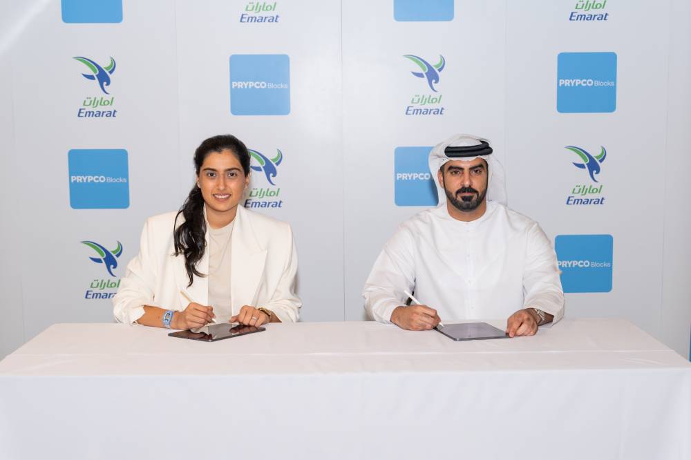 أميرة سجواني وعلي الفلاسي خلال توقيع الاتفاقية