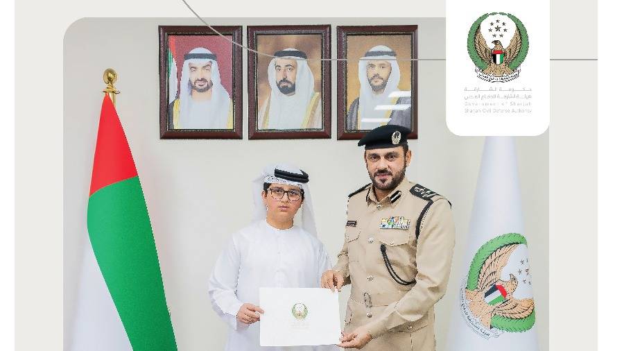 دفاع مدني الشارقة يكرم طفلاً لإبلاغه عن حريق مركبة