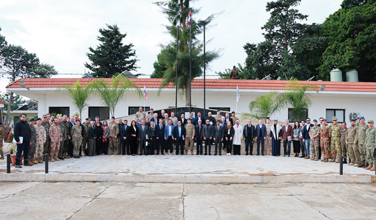 وفد السفراء والملحقين العسكريين العرب في صورة تذكارية مع قادة الجيش اللبناني