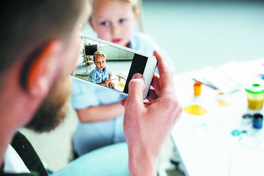 في زمن «المواقع» والكاميرا المفتوحة.. لم يعد للبيوت أسرار!