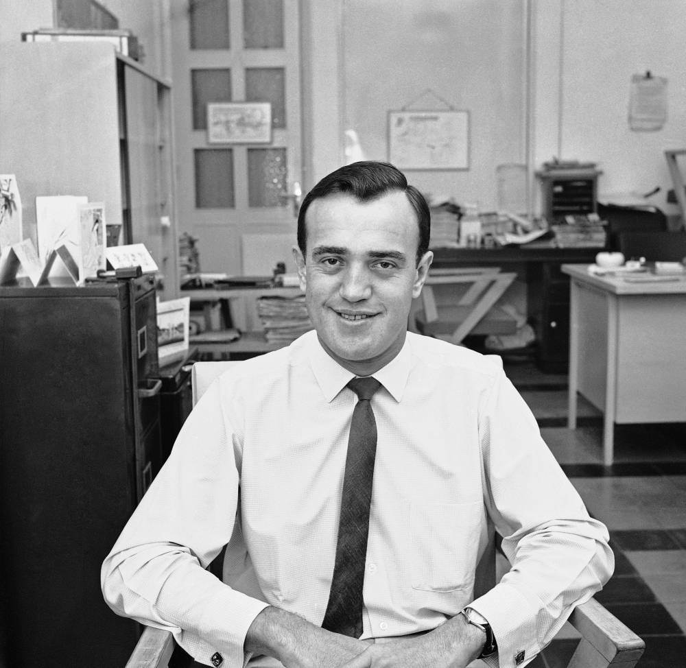 بيتر أرنيت في صورة له تعود إلى عام 1963