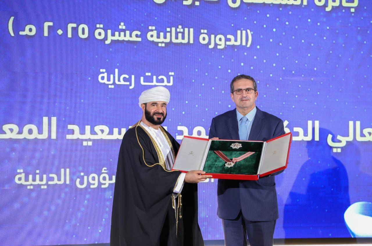 أمين عام منتدى أصيلة يتسلم جائزة السلطان قابوس للمؤسسات الثقافية الخاصة