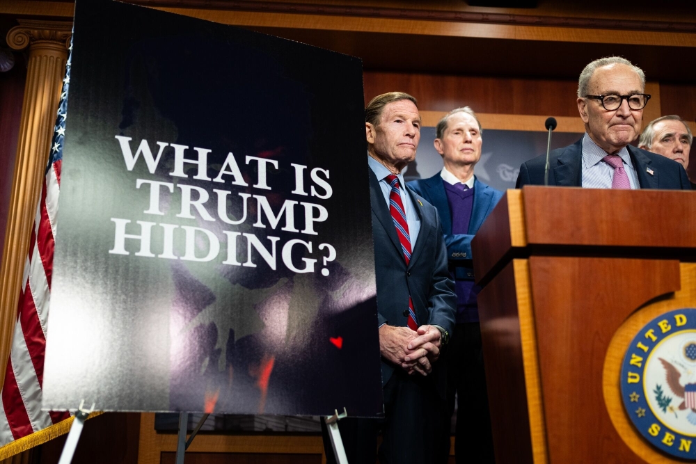 ديموقراطيون في الكونجرس يرفعون شعار (ما الذي يخبئه ترامب؟) خلال نشر الصور 