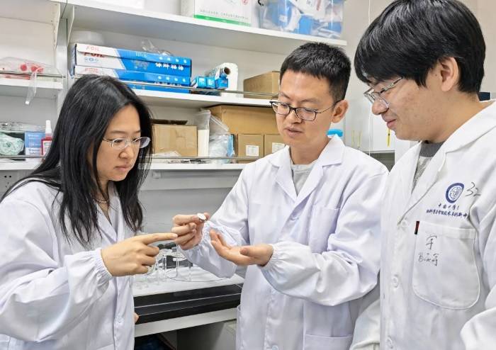 العلماء يستعرضون الجهاز المزروع