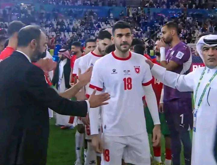 سليم عبيد في مقدمة الممر الشرفي للمنتخب الأردني
