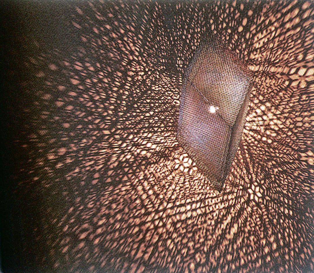 «قوس بطيء داخل مكعب» للفنان البريطاني كونراد شوكراس