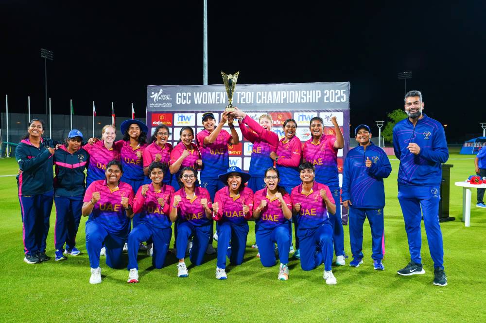 منتخب الإمارات البطل مع كأس البطولة